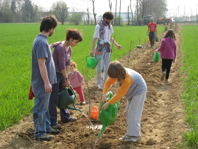 famiglie che coltivano orti urbani